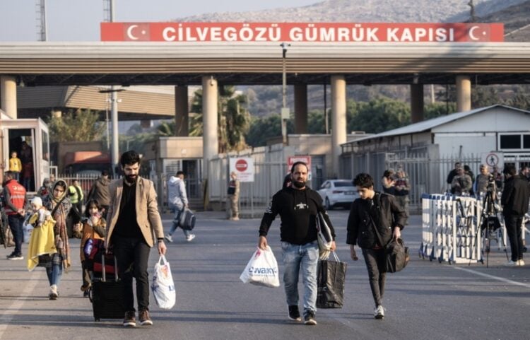 Σύροι περνούν από τα σύνορα της Τουρκίας στη χώρα τους, στην επαρχία του Χατάι (φωτ.: EPA/Kazim Kizil)