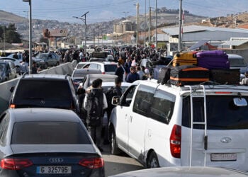 Σύροι που έχουν περάσει στο έδαφος του Λιβάνου από το συνοριακό πέρασμα αλ Μάσναα (φωτ.: EPA / Wael Hamzeh)