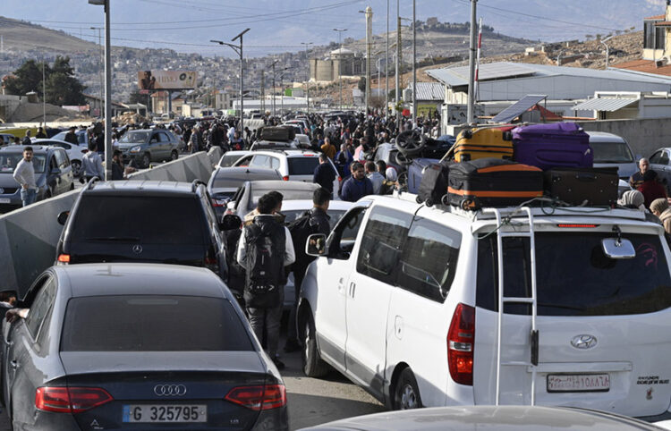 Σύροι που έχουν περάσει στο έδαφος του Λιβάνου από το συνοριακό πέρασμα αλ Μάσναα (φωτ.: EPA / Wael Hamzeh)