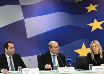 Στιγμιότυπο από τη συνέντευξη (από αριστερά)με τον υφυπουργό Εθνικής Οικονομίας και Οικονομικών Θάνο Πετραλιά, τον υπουργό Κωστή Χατζηδάκη και τη γενική γραμματέα Χρηματοπιστωτικού τομέα και Διαχείρισης Ιδιωτικού Χρέους Θεώνη Αλαμπάση (φωτ.: EUROKINISSI/Τατιάνα Μπόλαρη)