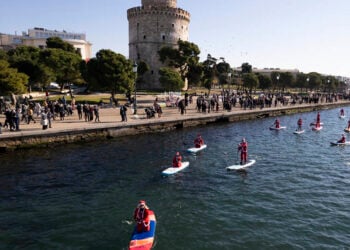 Κωπηλάτες που κάνουν SUP ντυμένοι με στολή Άγιου Βασίλη στον Θερμαϊκό Κόλπο, στο πλαίσιο του 4ου Santa SUP 2024 (φωτ.: ΑΠΕ-ΜΠΕ / Αχιλλέας Χήρας)