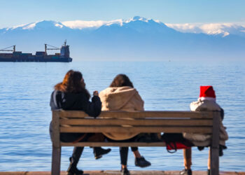 Ο χιονισμένος Όλυμπος από την παραλία της Θεσσαλονίκης, σε μια ηλιόλουστη μέρα (φωτ.: ΜΟΤΙΟΝΤΕΑΜ / Βασίλης Βερβερίδης)