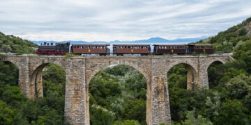 Το τρενάκι του Πηλίου πάνω στη λίθινη πεντάτοξη γέφυρα Καλόρεμα, στην περιοχή του Μαλακίου  (φωτ.: ΑΠΕ-ΜΠΕ / Νικόλας Χατζηπολίτης)