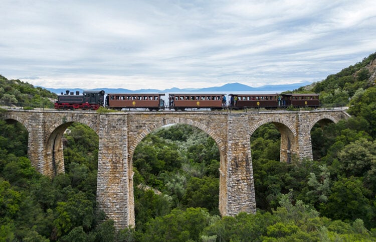 Το τρενάκι του Πηλίου πάνω στη λίθινη πεντάτοξη γέφυρα Καλόρεμα, στην περιοχή του Μαλακίου  (φωτ.: ΑΠΕ-ΜΠΕ / Νικόλας Χατζηπολίτης)