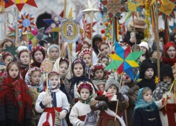 Παιδιά στο Κίεβο ντυμένα με παραδοσιακές στολές τραγουδούν χριστουγεννιάτικα κάλαντα ανήμερα των Χριστουγέννων, μετά την εναρμόνιση της Ουκρανίας με το νέο ημερολόγιο (φωτ.: EPA/Sergey Dolzhenko)