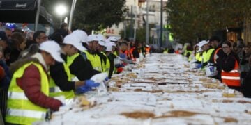 Ο δήμος Περιστερίου και η Συντεχνία Αρτοποιών Αθηνών, Προαστίων & Περιχώρων σε μια μοναδική γιορτή δημιούργησαν τη μεγαλύτερη βασιλόπιτα, με περισσότερα από 70.000 κομμάτια, 10 τόνους βάρος και πολλά φλουριά (φωτ.:  Σωτήρης Δημητρόπουλος/ EUROKINISSI)