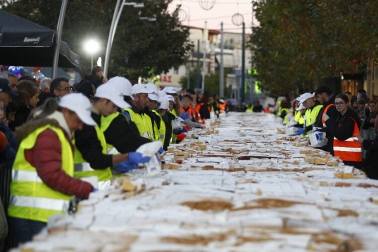 Ο δήμος Περιστερίου και η Συντεχνία Αρτοποιών Αθηνών, Προαστίων & Περιχώρων σε μια μοναδική γιορτή δημιούργησαν τη μεγαλύτερη βασιλόπιτα, με περισσότερα από 70.000 κομμάτια, 10 τόνους βάρος και πολλά φλουριά (φωτ.:  Σωτήρης Δημητρόπουλος/ EUROKINISSI)