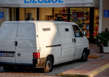 Το όχημα της χρηματαποστολής (φωτ.: EUROKINISSI / Γιώργος Κονταρίνης)