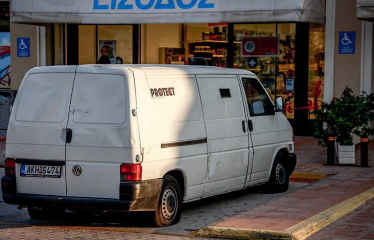 Το όχημα της χρηματαποστολής (φωτ.: EUROKINISSI / Γιώργος Κονταρίνης)