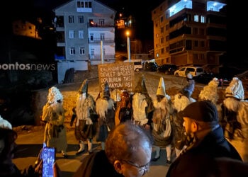 Το πρωτοχρονιάτικο έθιμο των μεταμφιεσμένων που αναβιώνει μέχρι σήμερα στην Τραπεζούντα προέρχεται από την ελληνική παράδοση (φωτ.: PN)