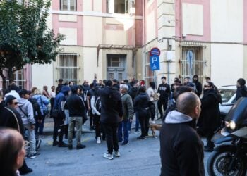 Εικόνα από τα δικαστήρια στο Ηράκλειο Κρήτης, χθες, ενώ απολογούνταν η 26χρονη μητέρα του 3χρονου αγοριού και ο 44χρονος σύντροφός της (φωτ.:  Στέφανος Ραπάνης/EUROKINISSI)