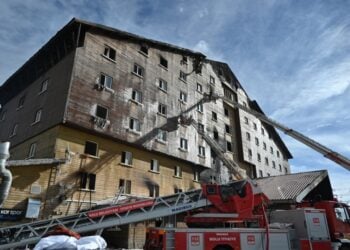 Πυροσβέστες επιχειρούν για να σβήσουν και τις τελευταίες εστίες φωτιές στο ξενοδοχείο του χιονοδρομικού κέντρου Καρτάλκαγια στην Τουρκία (φωτ.:EPA/STR)