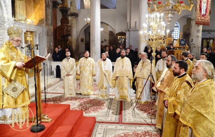 Ο μητροπολίτης Σμύρνης (αριστερά) στη διάρκεια της χειροτονίας του π. Ευγένιου (δεξιά) (φωτ.: Μητρόπολη Θεσσαλονίκης)