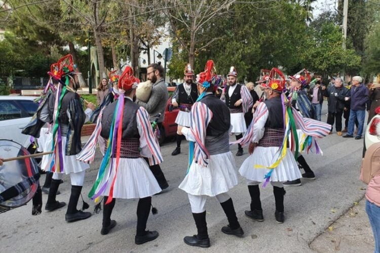 Αναβίωση του εθίμου των Μωμόγερων από την Μουσικοχορευτική και Πνευματική Εστία Ποντίων και Φίλων Αιγάλεω «Ο Καύκασος» (φωτ.: facebook.com/kaukasosaigaleo)