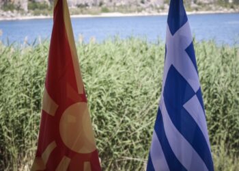 Οι σημαίες της Ελλάδας και της πΓΔΜ στην τελετή υπογραφής της Συμφωνίας των Πρεσπών ( φωτ.: Eurokinissi/Γιώργος Κονταρίνης)