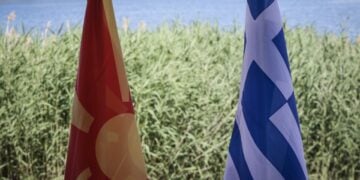 Οι σημαίες της Ελλάδας και της πΓΔΜ στην τελετή υπογραφής της Συμφωνίας των Πρεσπών ( φωτ.: Eurokinissi/Γιώργος Κονταρίνης)