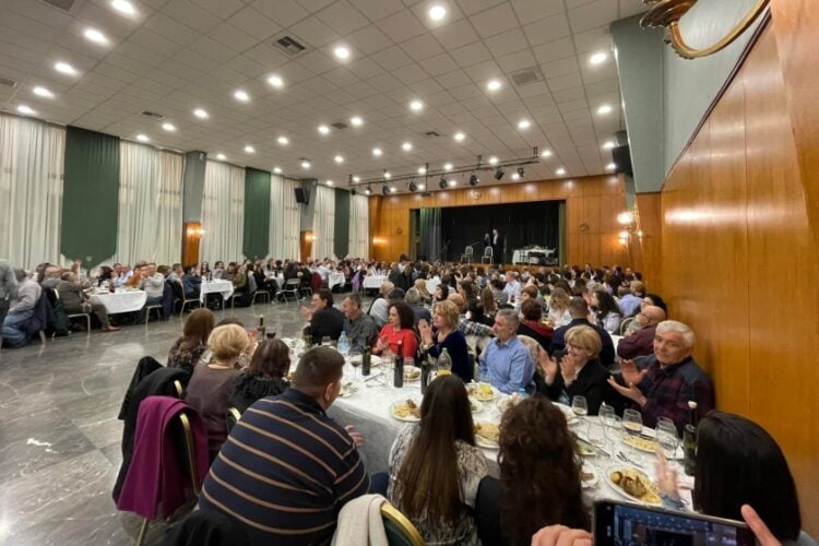 Στιγμιότυπο από χορό του Συλλόγου Ποντίων «Αργοναύται-Κομνηνοί» (φωτ.: facebook.com/ ΣΥΛΛΟΓΟΣ ΠΟΝΤΙΩΝ "ΑΡΓΟΝΑΥΤΑΙ - ΚΟΜΝΗΝΟΙ")