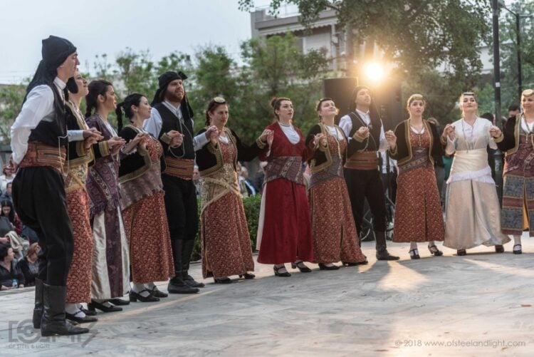 Μέλη του χορευτικού του Συλλόγου Ποντίων Κορυδαλλού «Εύξεινος Πόντος» σε παλαιότερη εκδήλωση (φωτ.: facebook.com/pontoskorydallou)