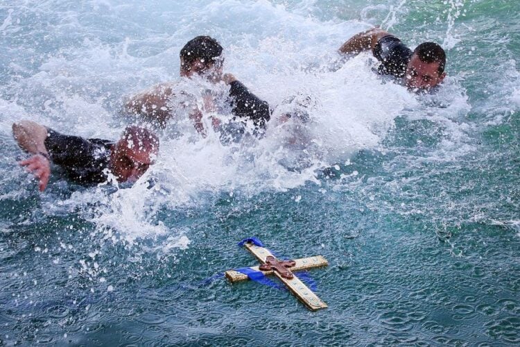 Δύτες των ΟΥΚ στα νερά του λιμανιού του Πειραιά προσπαθούν να πιάσουν τον Τίμιο Σταυρό στην τελετή Αγιασμού των Υδάτων (φωτ. αρχείου: ΑΠΕ-ΜΠΕ/Ορέστης Παναγιώτου)