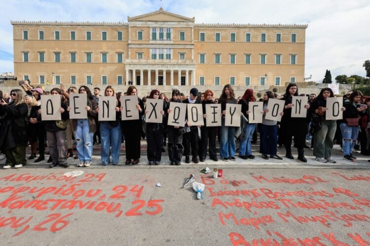 Εικόνα από την πλατεία Συντάγματος όπου έγινε το συλλαλητήριο για το σιδηροδρομικό δυστύχημα στα Τέμπη (φωτ.: Γιώργος Κονταρίνης/EUROKINISSI)