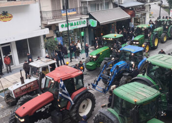 Τρακτέρ μέσα στην πόλη των Τρικάλων (φωτ.: ΑΠΕ-ΜΠΕ)