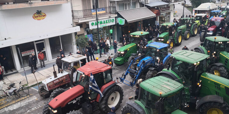 Τρακτέρ μέσα στην πόλη των Τρικάλων (φωτ.: ΑΠΕ-ΜΠΕ)