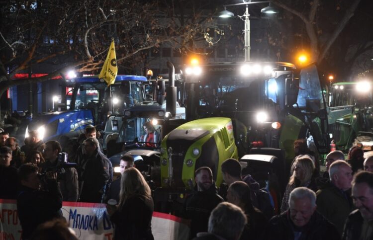 Αγρότες με τα τρακτέρ τους και άλλα αγροτικά οχήματα, συμμετέχουν σε συλλαλητήριο στην Κεντρική Πλατεία της Λάρισας (φωτ.: ΑΠΕ-ΜΠΕ/Αποστόλης Ντόμαλης)