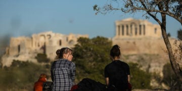 Κόσμος κάνει απογευματινή βόλτα και απολαμβάνει τη θέα στην περιοχή της Ακρόπολης (φωτ.: ΑΠΕ-ΜΠΕ / Γιώργος Βιτσαράς)