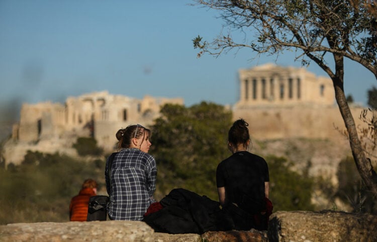 Κόσμος κάνει απογευματινή βόλτα και απολαμβάνει τη θέα στην περιοχή της Ακρόπολης (φωτ.: ΑΠΕ-ΜΠΕ / Γιώργος Βιτσαράς)