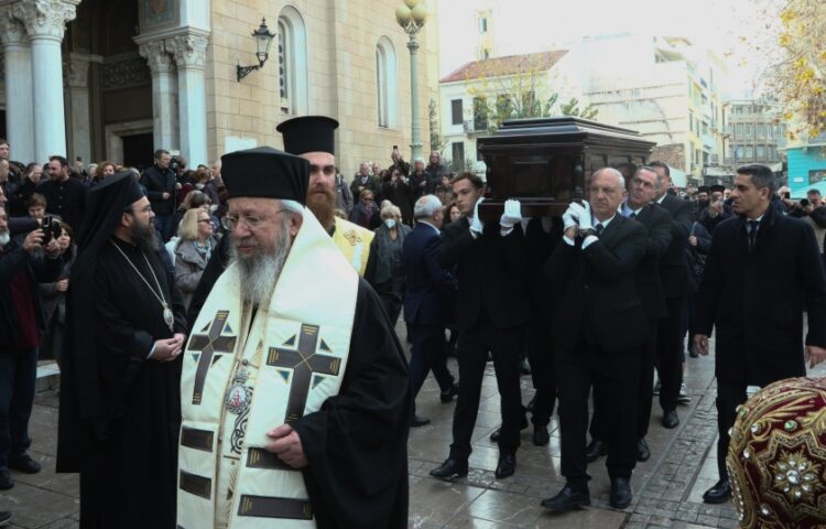 Το σκήνωμα του μακαριστού αρχιεπισκόπου Αλβανίας Αναστάσιου αναχώρησε από τη μητρόπολη Αθηνών (φωτ.: Αρχιεπισκοπή Αθηνών/Χρήστος Μπόνης)