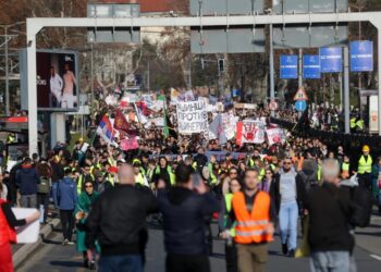 Διαδηλωτές έχουν αποκλείσει τον κόμβο Autokomanda στο Βελιγράδι, στο πλαίσιο διαμαρτυρίας για την τραγωδία με τους 15 νεκρούς στον σιδηροδρομικό σταθμό του Νόβι Σαντ (φωτ.: EPA/Andrej Cukic)