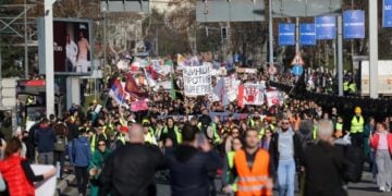 Διαδηλωτές έχουν αποκλείσει τον κόμβο Autokomanda στο Βελιγράδι, στο πλαίσιο διαμαρτυρίας για την τραγωδία με τους 15 νεκρούς στον σιδηροδρομικό σταθμό του Νόβι Σαντ (φωτ.: EPA/Andrej Cukic)