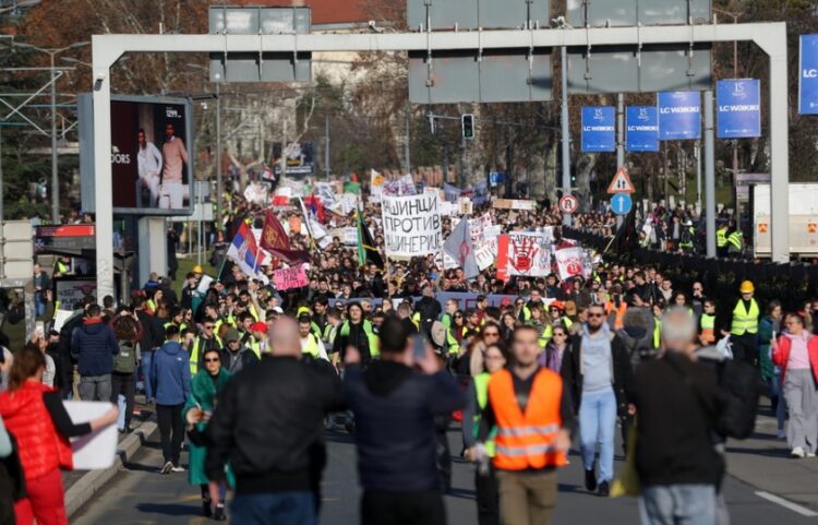 Διαδηλωτές έχουν αποκλείσει τον κόμβο Autokomanda στο Βελιγράδι, στο πλαίσιο διαμαρτυρίας για την τραγωδία με τους 15 νεκρούς στον σιδηροδρομικό σταθμό του Νόβι Σαντ (φωτ.: EPA/Andrej Cukic)