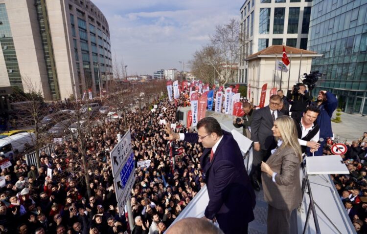 Ο δήμαρχος Κωνσταντινούπολης Εκρέμ Ιμάμογλου χαιρετά τους οπαδούς του μόλις έχει βγει από το δικαστήριο, όπου κατέθεσε στη διάρκεια έρευνας εναντίον του (φωτ.: Ekrem İmamoğlu)