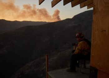 Πυροσβέστης σε επιφυλακή, σε καμένη χαράδρα στο  Παλισέιντς του Λος Άντζελες (φωτ.: EPA / Allison Dinner)