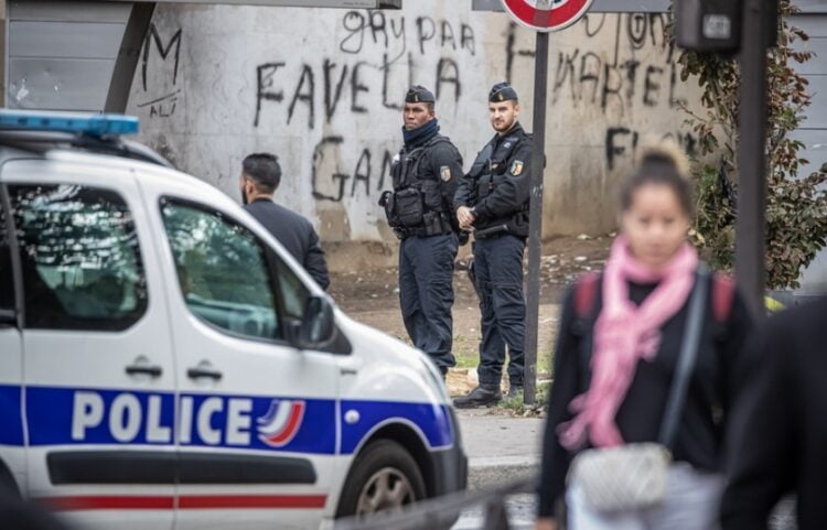 Γάλλοι αστυνομικοί φρουρούν τόπο εγκλήματος (φωτ. αρχείου: EPA/Christophe Petit Tesson)