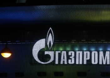 Το σήμα της Gazprom στις εγκαταστάσεις της Αγίας Πετρούπολης (φωτ.: EPA/Anatoly Maltsev)