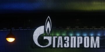 Το σήμα της Gazprom στις εγκαταστάσεις της Αγίας Πετρούπολης (φωτ.: EPA/Anatoly Maltsev)