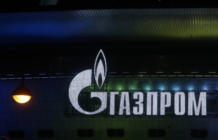 Το σήμα της Gazprom στις εγκαταστάσεις της Αγίας Πετρούπολης (φωτ.: EPA/Anatoly Maltsev)