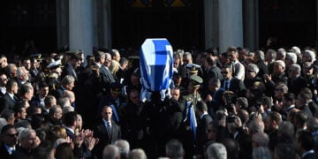 Το φέρετρο με τη σορό του Κώστα Σημίτη βγαίνει από τη Μητρόπολη Αθηνών 
(φωτ.: EUROKINISSI / Κώστας Τζούμας)