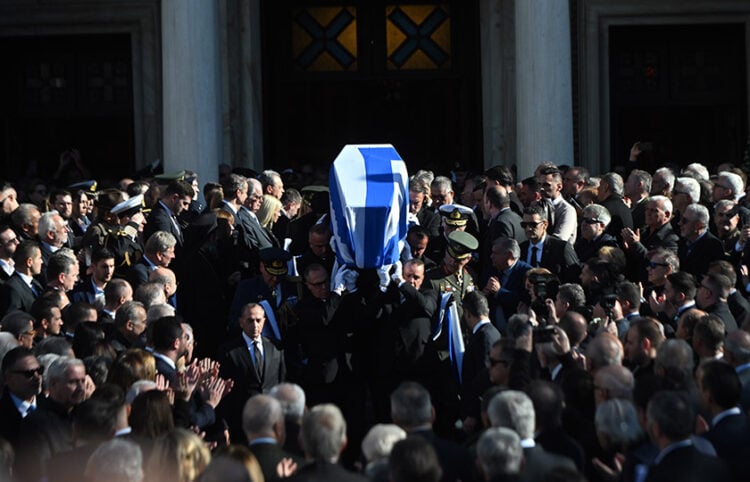 Το φέρετρο με τη σορό του Κώστα Σημίτη βγαίνει από τη Μητρόπολη Αθηνών 
(φωτ.: EUROKINISSI / Κώστας Τζούμας)