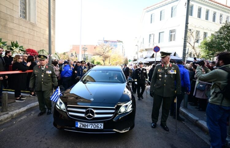 Η σορός μεταφέρεται στο Α' Νεκροταφείο (φωτ.: EUROKINISSI/Τατιάνα Μπόλαρη)