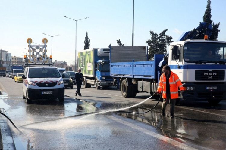 Συνεργεία του Δήμου Νέας Φιλαδέλφειας – Νέας Χαλκηδόνας και της Περιφέρειας Αττικής καθαρίζουν τον δρόμο μετά από λύματα που έπεσαν στο οδόστρωμα από φορτηγό, στο Κηφισό στο ύψος της Ν. Φιλαδέλφειας, στο ρεύμα προς Λαμία (φωτ.: ΑΠΕ-ΜΠΕ/ Αλέξανδρος Βλάχος)