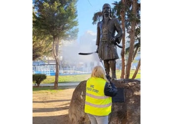 Στιγμιότυπο από το βίντεο καθαρισμού του αγάλματος (πηγή: facebook / Teo Katsoukas)