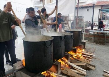 Το τελετουργικό άναμμα των καζανιών για την παρασκευή του κουρμπανιού (φωτ.: ΑΠΕ-ΜΠΕ)