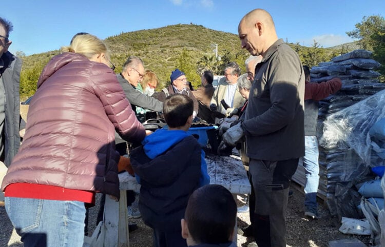 Προετοιμασία για τη φύτευση των σπόρων της βελανιδιάς (φωτ.: Facebook / Vakis Kotridis)