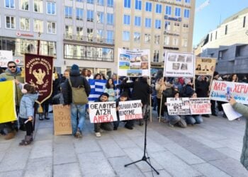 Στιγμιότυπο από τη διαμαρτυρία των γονέων στο κέντρο του Μονάχου (φωτ.: facebook/Σύλλογος Γονέων και Κηδεμόνων Μονάχου και Περιχώρων)