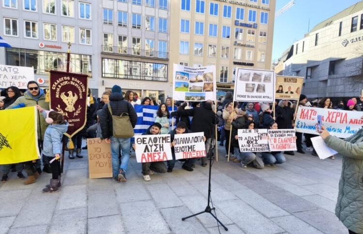 Στιγμιότυπο από τη διαμαρτυρία των γονέων στο κέντρο του Μονάχου (φωτ.: facebook/Σύλλογος Γονέων και Κηδεμόνων Μονάχου και Περιχώρων)