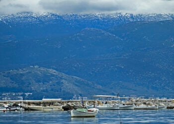 Χιονισμένες οι βουνοκορυφές πάνω από την πόλη του Ναυπλίου (φωτ.: ΑΠΕ-ΜΠΕ / Ευάγγελος Μπουγιώτης)