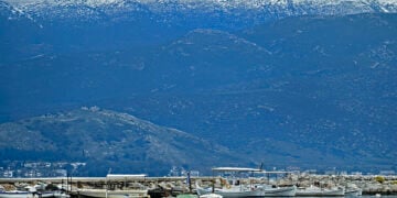 Χιονισμένες οι βουνοκορυφές πάνω από την πόλη του Ναυπλίου (φωτ.: ΑΠΕ-ΜΠΕ / Ευάγγελος Μπουγιώτης)